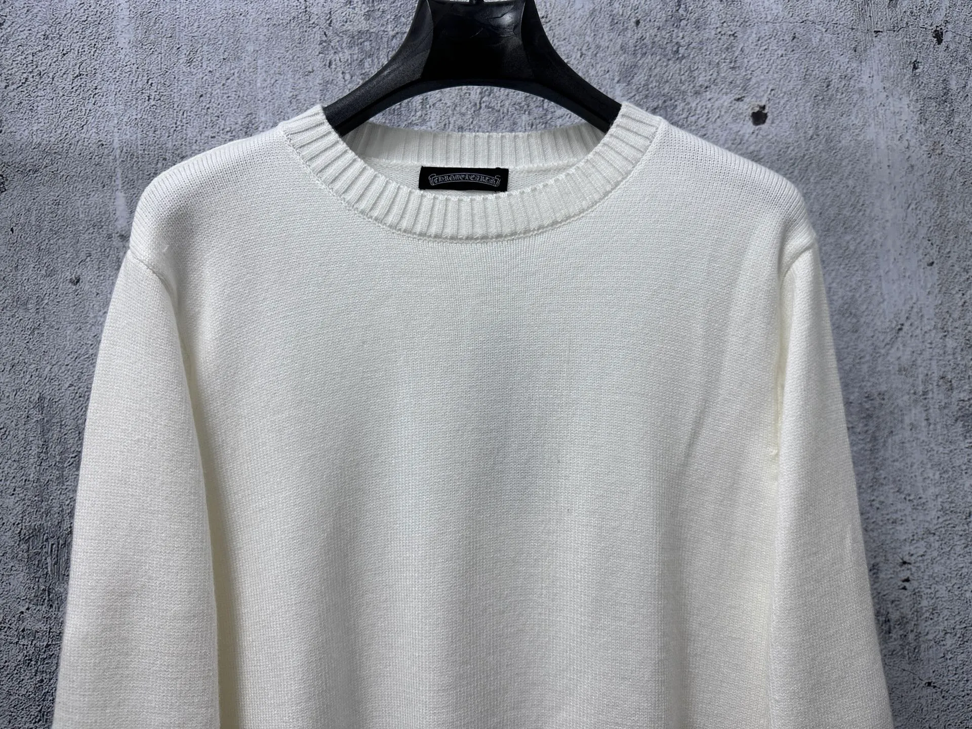 ￼ ￼ P250 [Chrome Hearts] Chrome Hearts' new cross-knitted jacquard appliqué crew neck sweater. Contains 20% wool. The item is made of custom-dyed and custom-spun yarn, purchased from the original version. A full set of customized accessories. Details determine success or failure. A new model for autumn and winter. It is soft and delicate and does not tie the body. The upper body effect is very nice. Loose fit. Same style for men and women. Color: White Black Size: S-L
